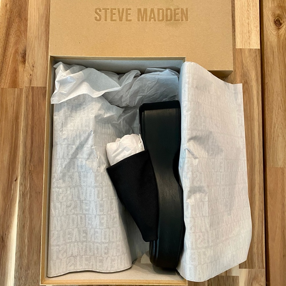 BRAND NEW Steve Madden Size 6 Slinky30